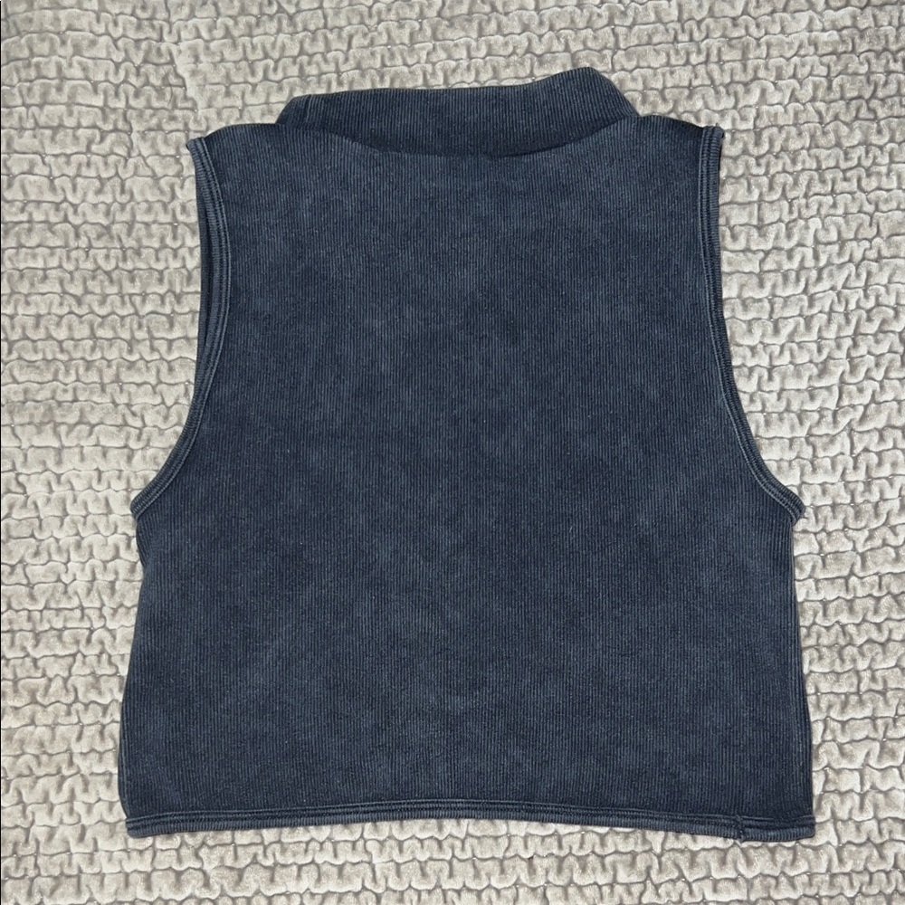 Sleeveless Gray Ribbed Top - Picture 3 of 5